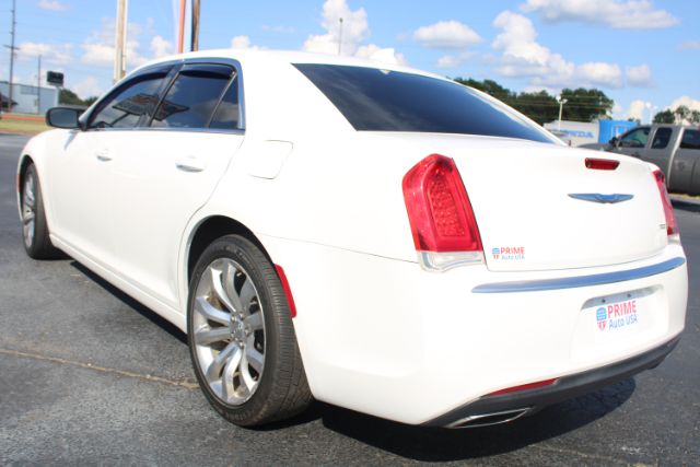 2018 Chrysler 300 4D