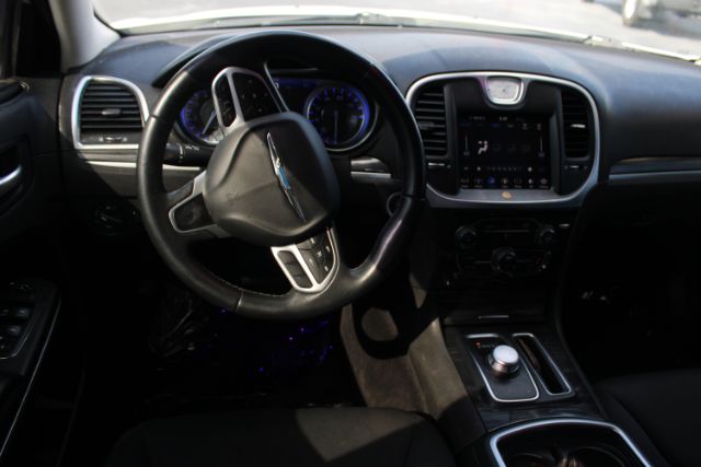 2018 Chrysler 300 4D