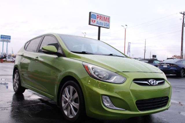2013 Hyundai Accent SE 5-Door