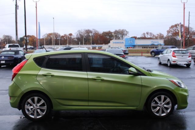 2013 Hyundai Accent SE 5-Door
