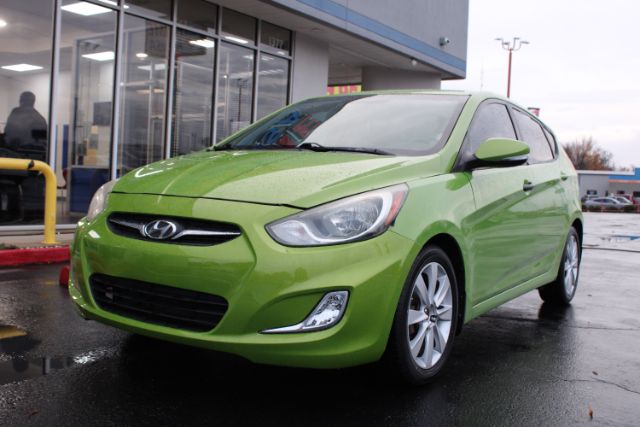 2013 Hyundai Accent SE 5-Door