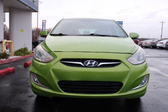 2013 Hyundai Accent SE 5-Door